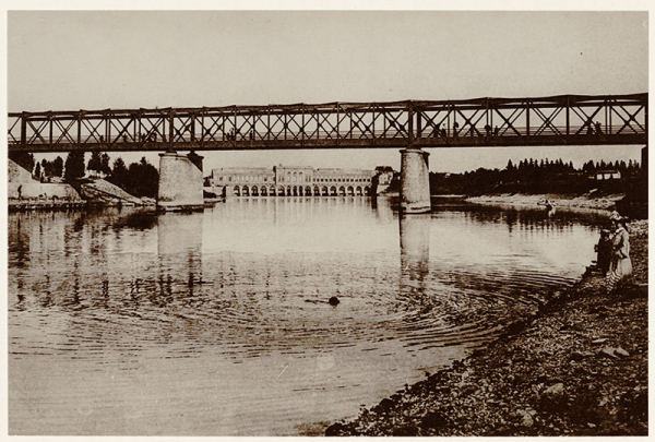 Canal de Jonage : pont de chemin de fer et usine hydroélectrique